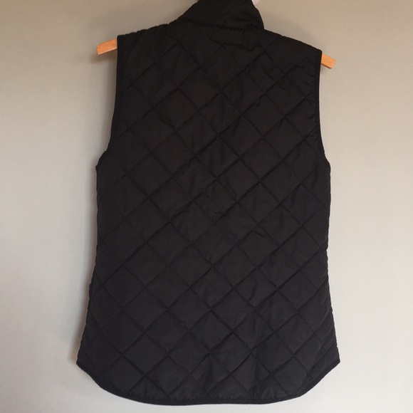 Women’ puffer black quilted vest. Gold zipper and slit pockets. - Picture 3 of 3